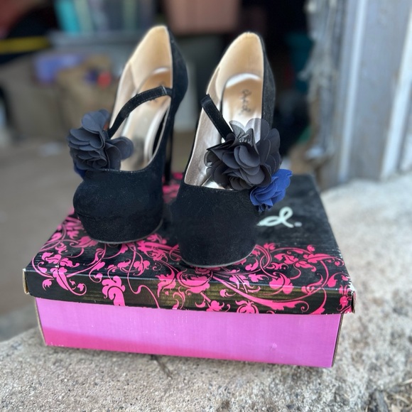 Quipid black heels new in the box ,  black with dark blue flowers sizes 6 to 8.5 - Picture 3 of 4